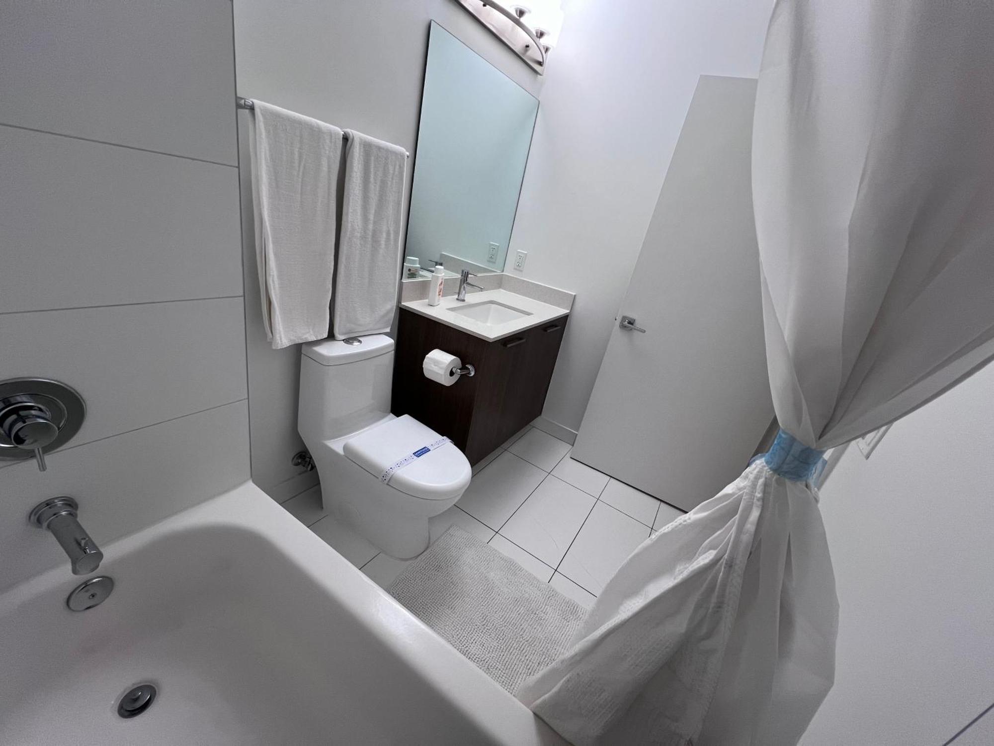 Master Bed Room In Calle Ocho Miami Bagian luar foto