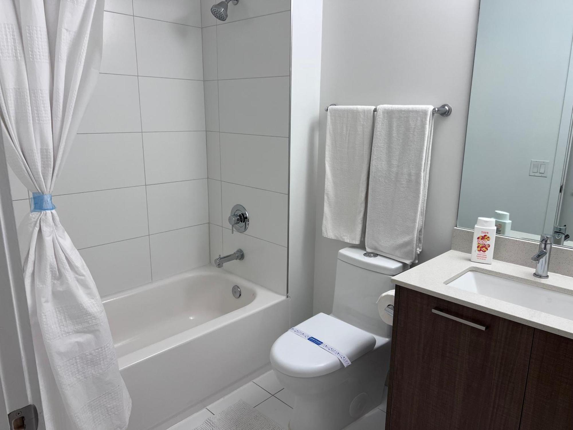 Master Bed Room In Calle Ocho Miami Bagian luar foto