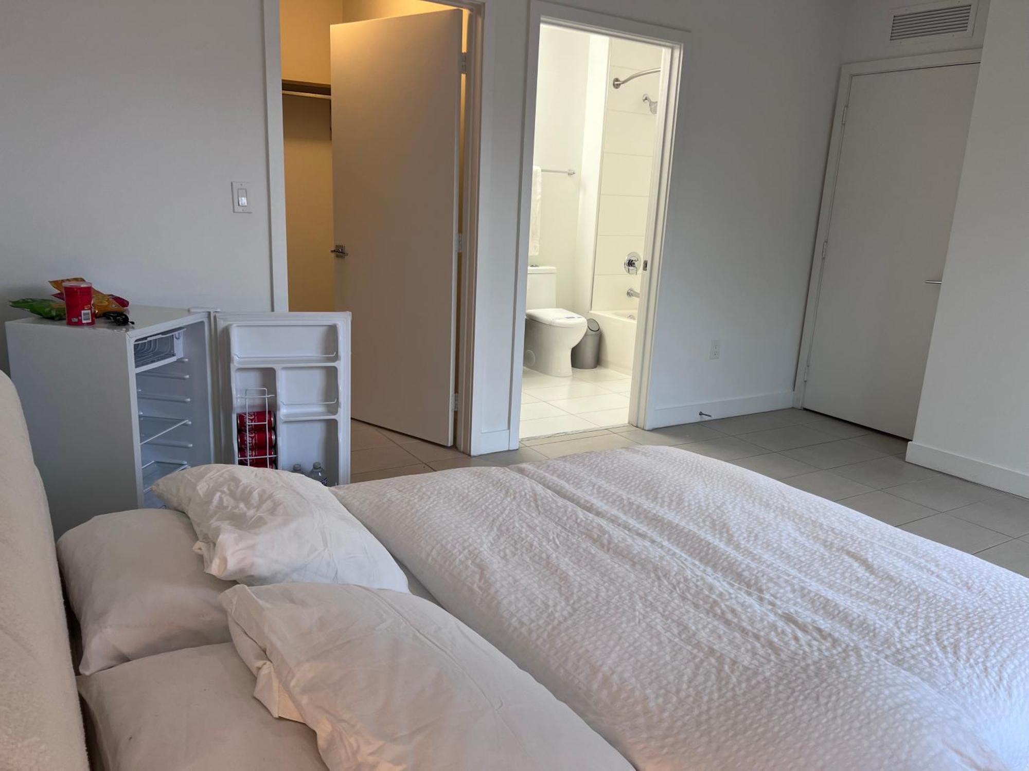 Master Bed Room In Calle Ocho Miami Bagian luar foto