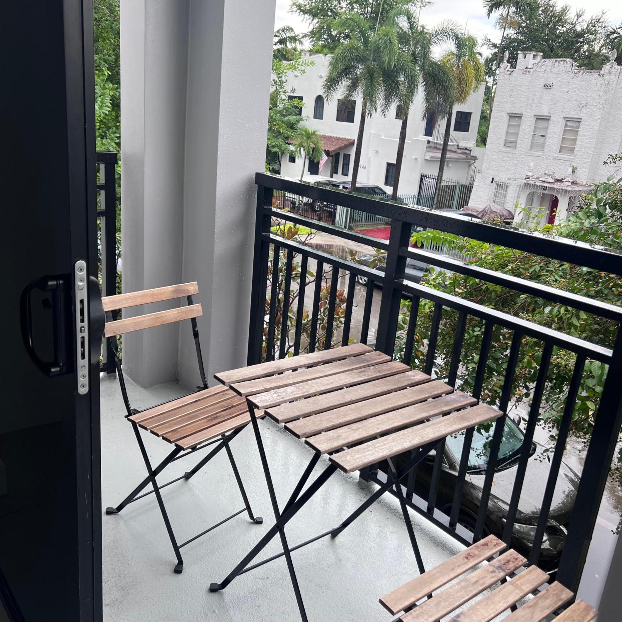 Master Bed Room In Calle Ocho Miami Bagian luar foto