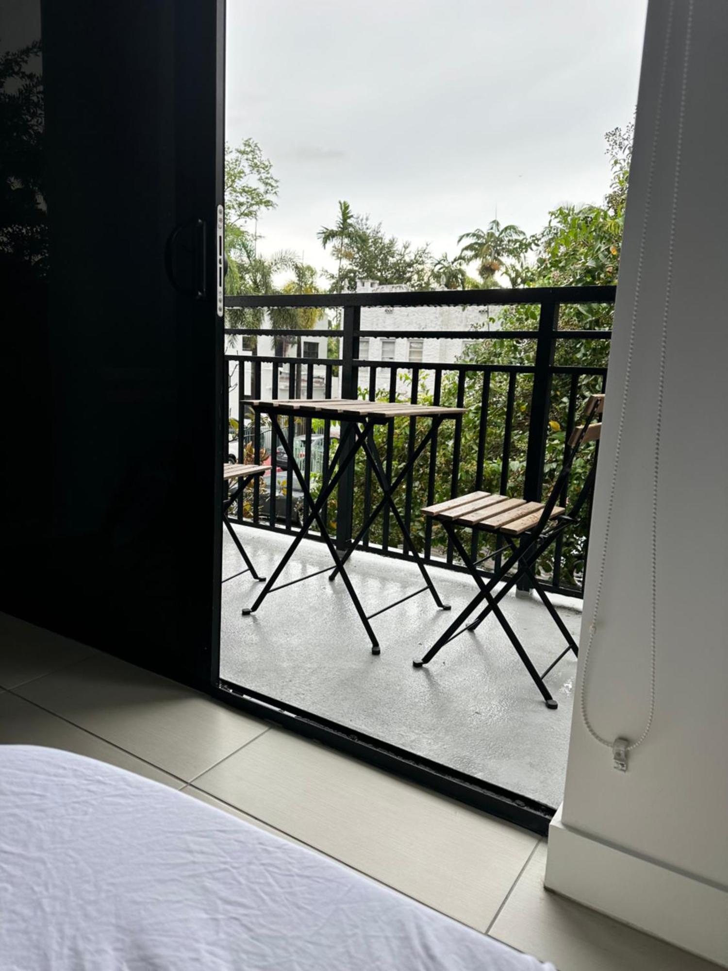 Master Bed Room In Calle Ocho Miami Bagian luar foto